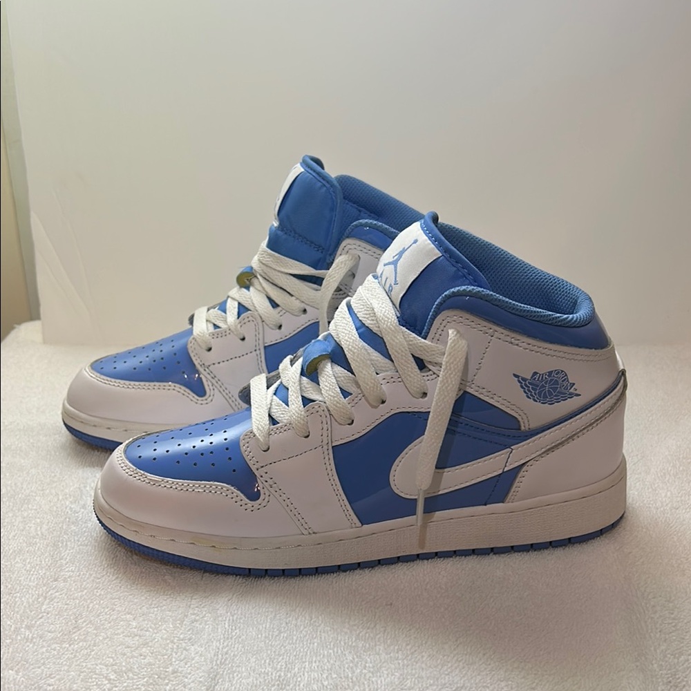 Nike Air Jordan 1 White/Legend Blue Youth Boys sneakers
